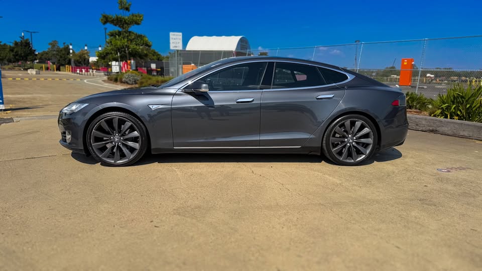 2015 Tesla Model S 85 8.jpg